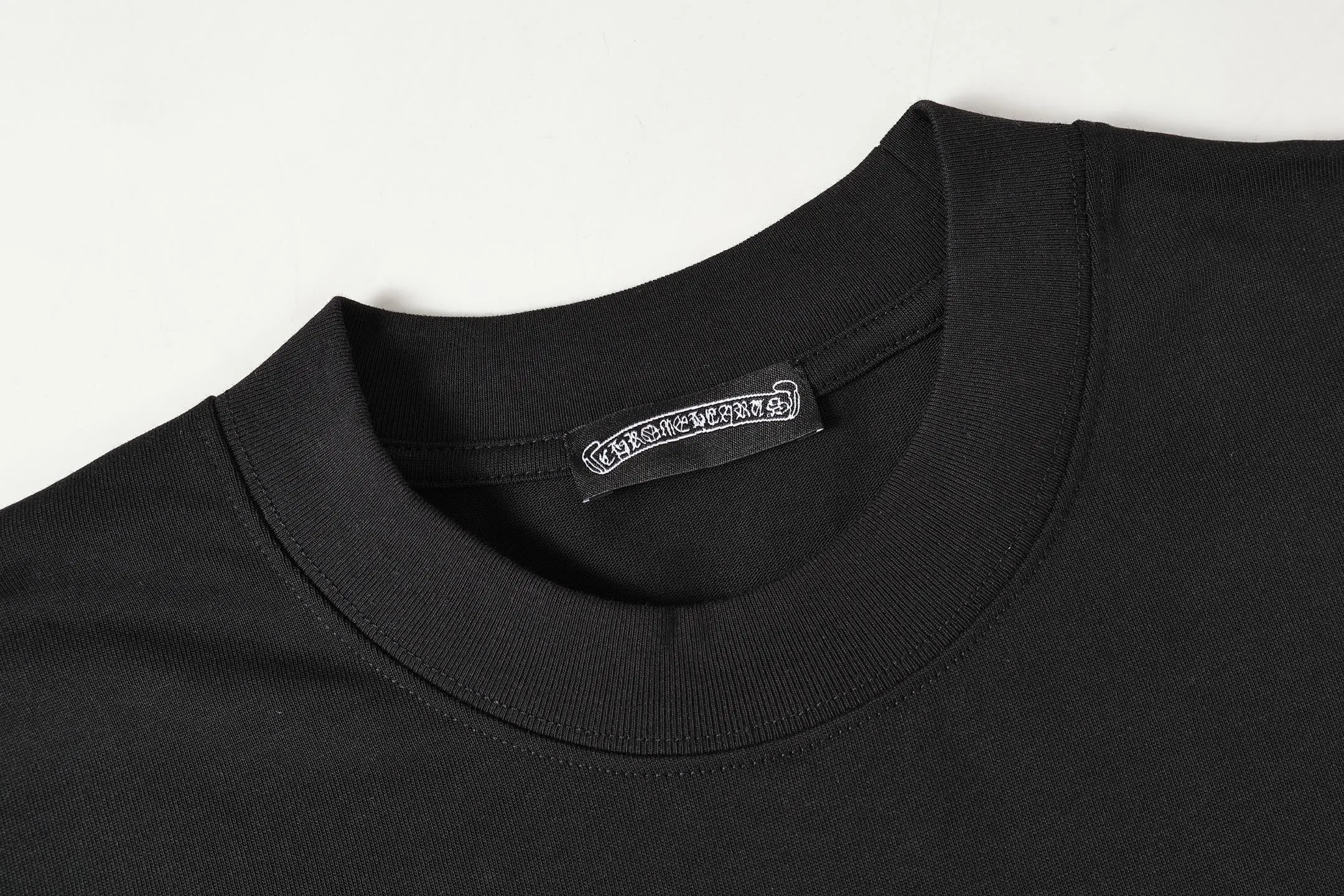 P150 Cross-border model, please do not place an order if you are pursuing quality - Chrome Hearts/Chrome Hearts joint Off white cross-leather short-sleeved T-shirt - High weight, high density, high quality, soft, delicate and skin-friendly wool, soft and silky to the touch, excellent warmth and skin-friendly properties - Custom-woven and custom-dyed, no color difference, no matter the fabric or workmanship details, beat the ordinary version on the market -Colour: black white -Size: S M L XL